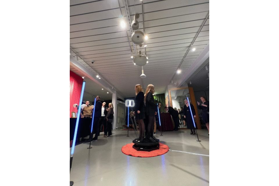 360 video spinera GIF piemērs - Animēts 360 video spinera GIF piemērs pasākumu idejām, sociālo tīklu saturam un viesu iesaistei.