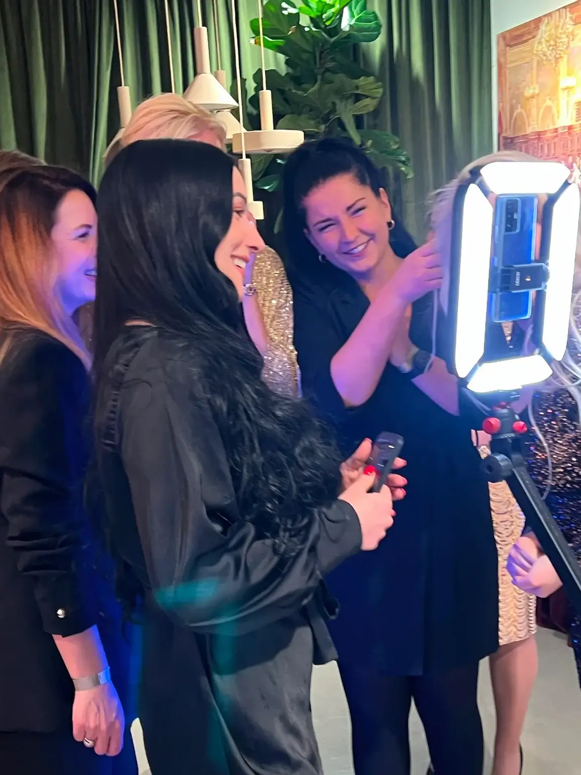 Draudzenes smejas pie 360 video spinera gaismas loka, viena tur telefonu; 360 video noma ballītei