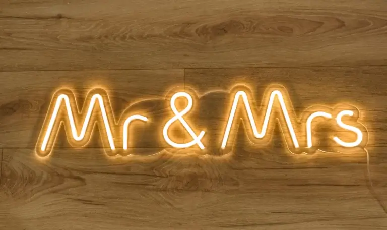 Mr & Mrs - Silti balts LED neona uzraksts kāzu foto zonai, izmērs 84 x 17 cm.