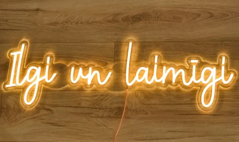 Ilgi un laimīgi - Silti balts LED neona uzraksts kāzām, izmērs 89 x 30 cm.