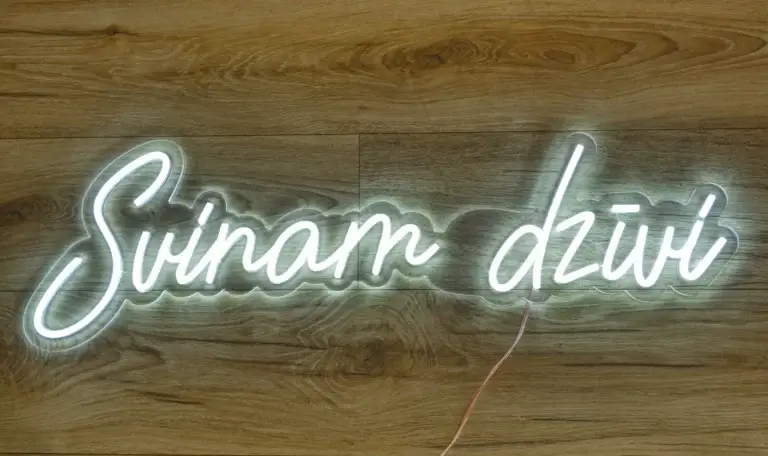 Svinam dzīvi - Neitrāli balts LED neona uzraksts ballītēm un svinībām, izmērs 83 x 25 cm.