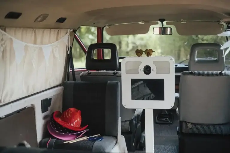 Foto buss kāzām ar personalizētu drukas loksnīti - Foto buss VW T3: foto vai video risinājums kāzām, korporatīvām vasaras ballītēm un āra pasākumiem
