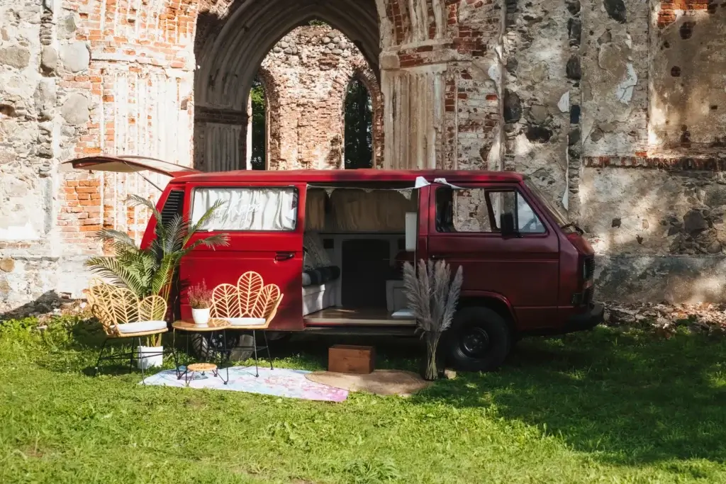 VW T3 foto busiņš pie mūra sienas kāzām un vasaras pasākumiem