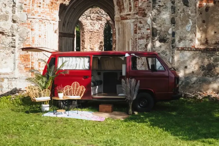 VW T3 foto busiņš pie mūra sienas kāzām un vasaras pasākumiem - Foto buss VW T3: galvenais reālais sarkanā busiņa attēls kāzām, korporatīvām vasaras ballītēm un āra pasākumiem