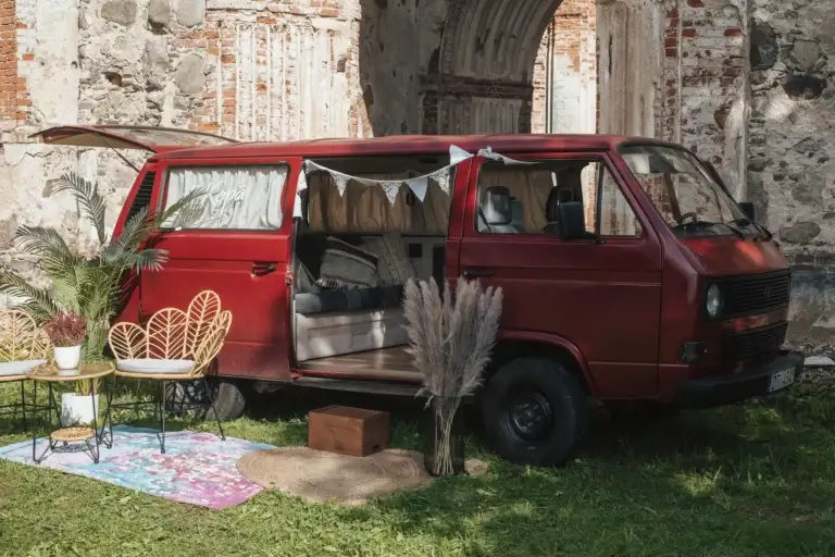 Youngtimer foto buss noma Rīgā un Pierīgā vasaras sezonā - Foto buss VW T3: foto vai video risinājums kāzām, korporatīvām vasaras ballītēm un āra pasākumiem