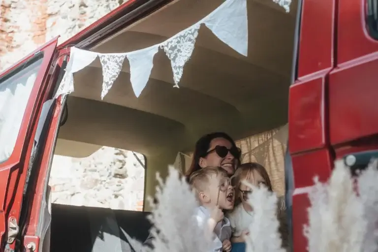 VW T3 foto busiņš ar vintage noskaņu pasākumiem - Foto buss VW T3: foto vai video risinājums kāzām, korporatīvām vasaras ballītēm un āra pasākumiem