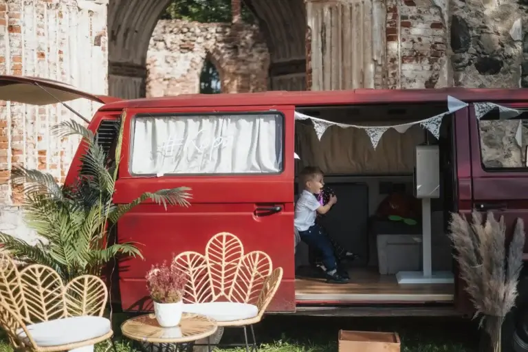 Foto buss noma āra svinībām labos laikapstākļos - Foto buss VW T3: foto vai video risinājums kāzām, korporatīvām vasaras ballītēm un āra pasākumiem