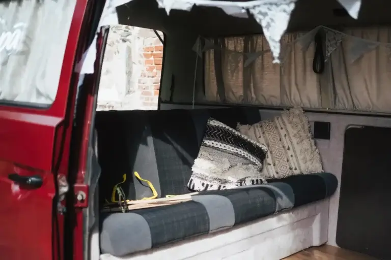 Korporatīvās vasaras ballītes foto busiņš VW T3 - Foto buss VW T3: foto vai video risinājums kāzām, korporatīvām vasaras ballītēm un āra pasākumiem