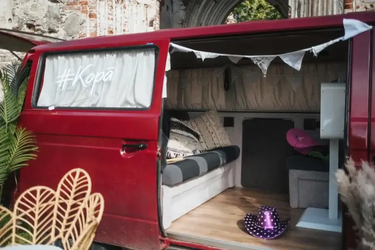Youngtimer foto busiņš korporatīvai vasaras ballītei - Foto buss VW T3: foto vai video risinājums kāzām, korporatīvām vasaras ballītēm un āra pasākumiem