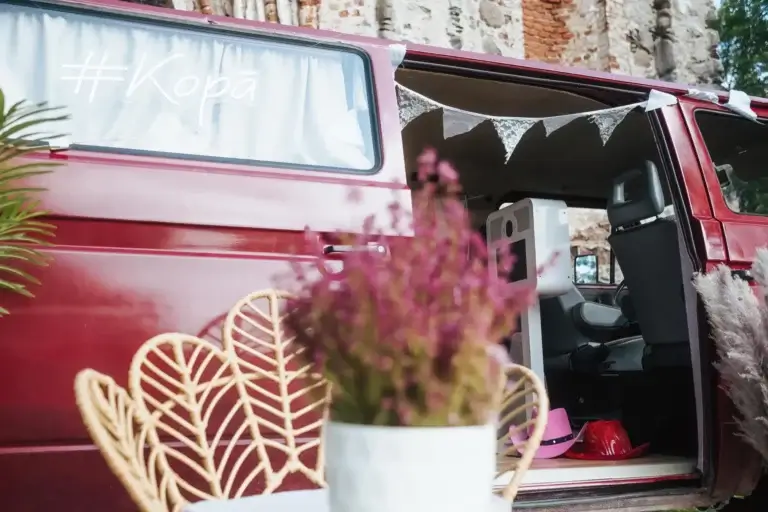 Retro foto buss noma kāzām ar 10x15 cm izdruku - Foto buss VW T3: foto vai video risinājums kāzām, korporatīvām vasaras ballītēm un āra pasākumiem