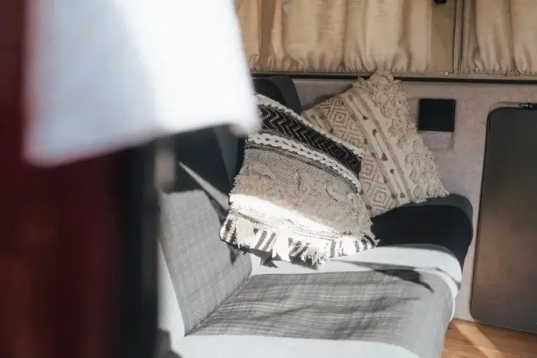 VW T3 retro foto zona vasaras pasākumā - Foto buss VW T3: foto vai video risinājums kāzām, korporatīvām vasaras ballītēm un āra pasākumiem