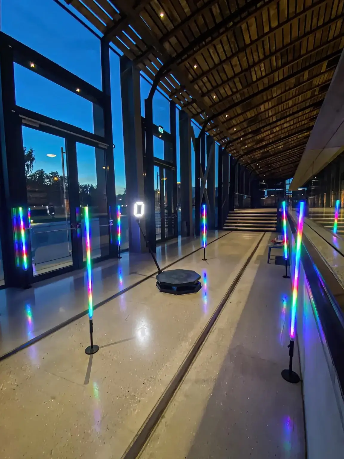 360 video spineris ar krāsainiem LED stabiem garā stikla zālē, gatavs pirms viesu ierašanās