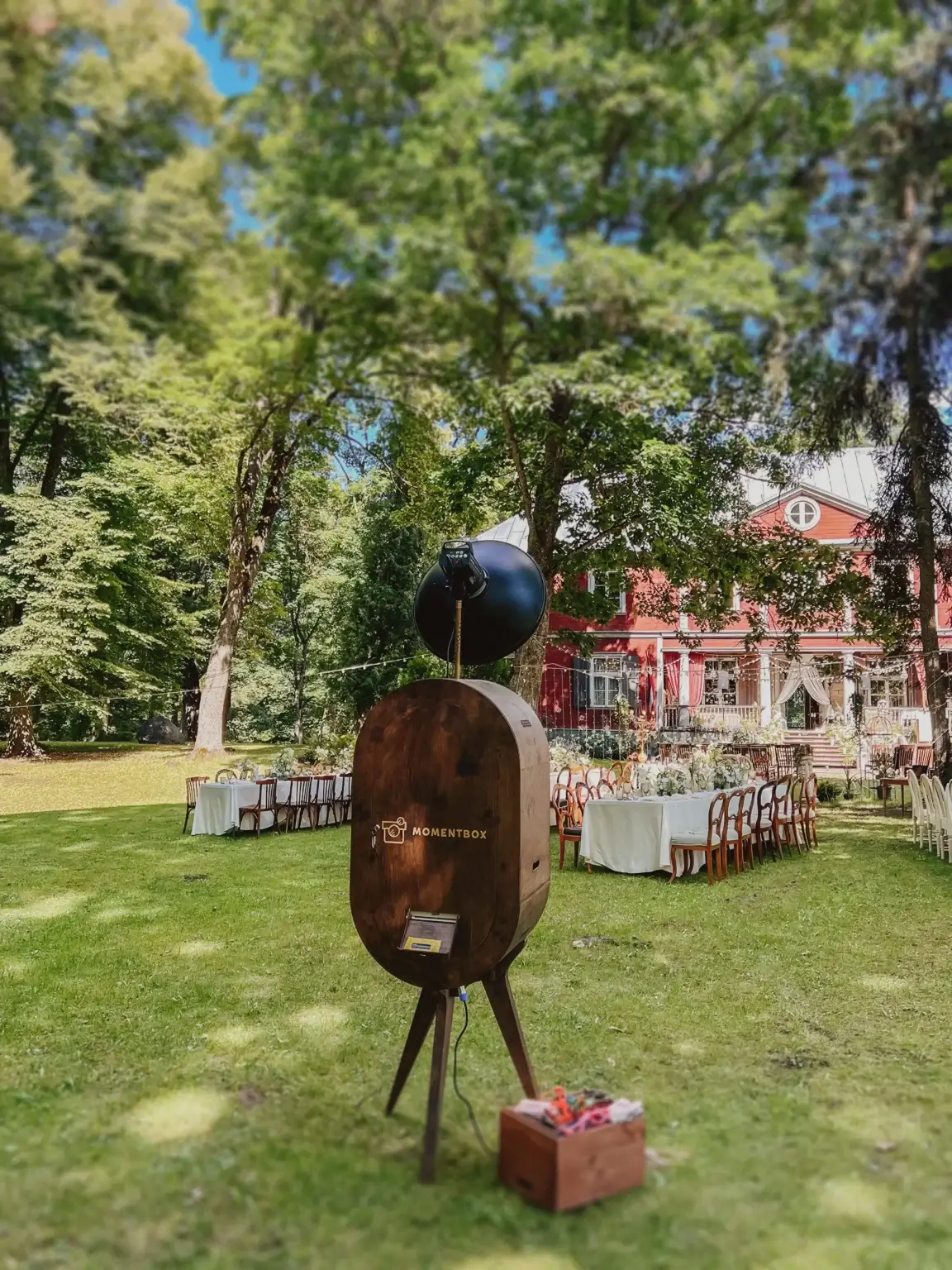 Koka vintage foto kaste parkā kāzu dienā pie svētku galdiem