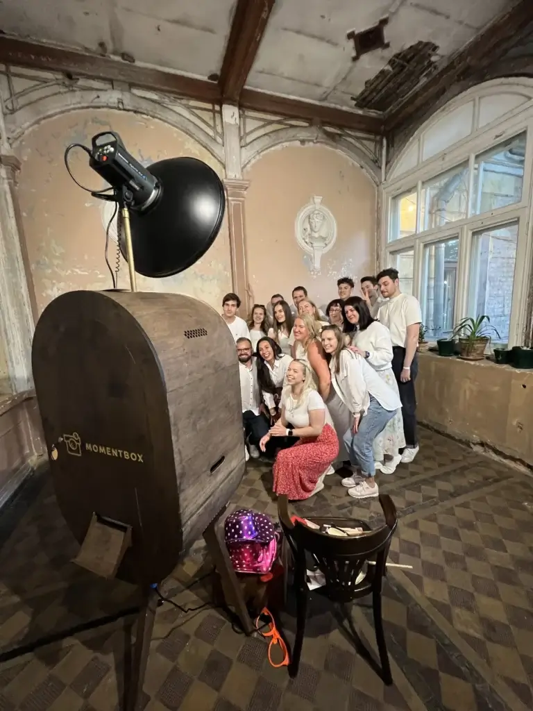 Vintage foto kaste korporatīvajā pasākumā - Dizaina foto kaste korporatīvam pasākumam