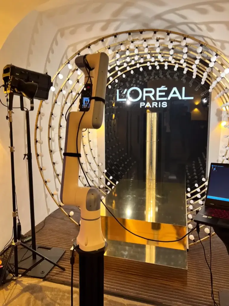 GlamBot video risinājums - GlamBot video solution for corporate events, weddings and brand activations by Momentbox.