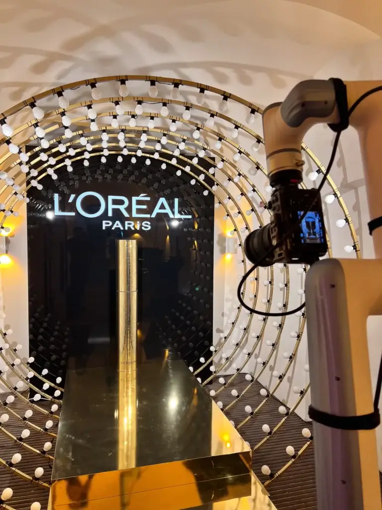 GlamBot video roka pasākumā - GlamBot setup for events with robotic arm movement, professional light and cinematic slow motion video.