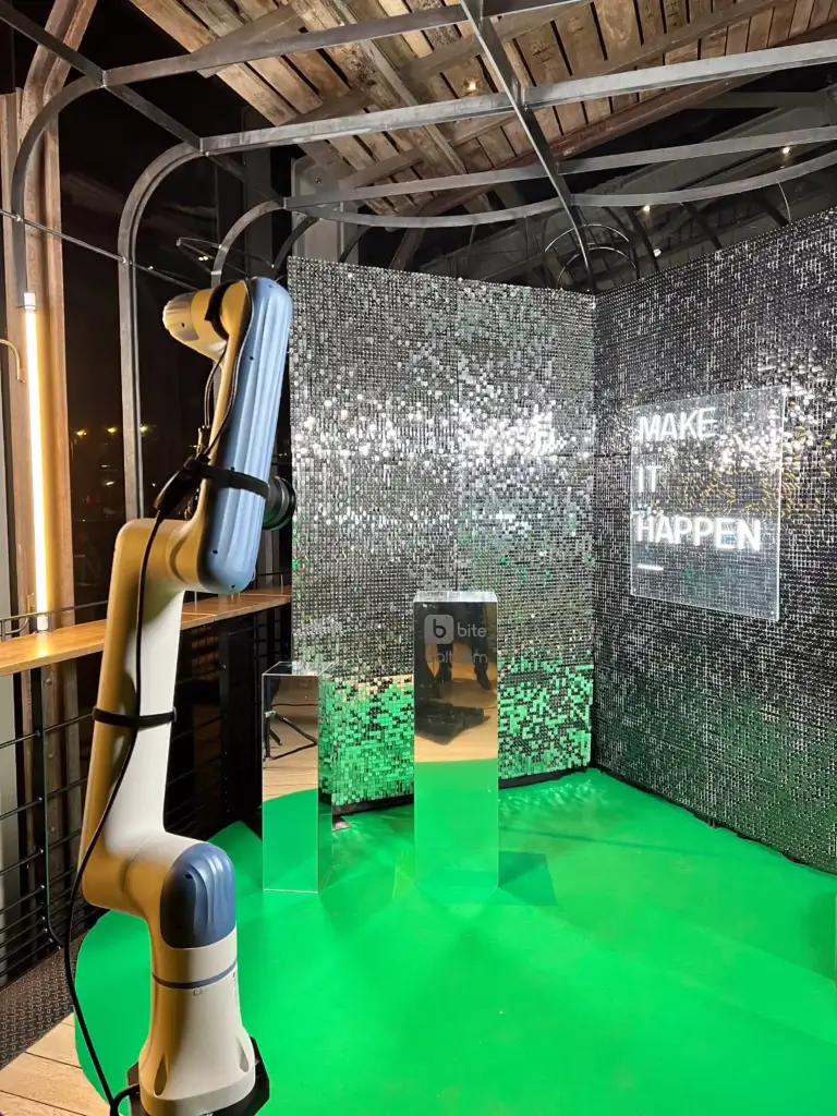GlamBot noma Baltijā premium pasākumiem - GlamBot robota rokas video risinājums pasākumiem Rīgā, Latvijā un Baltijā.
