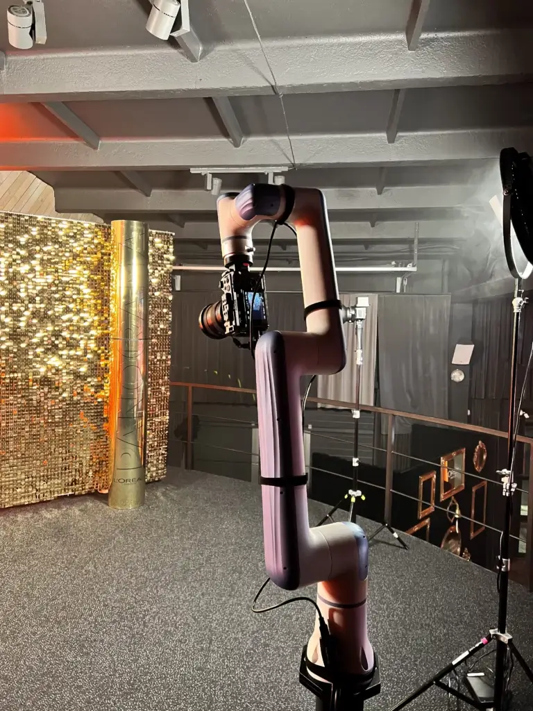 GlamBot robot arm - GlamBot robot arm from DoBot with professional camera and programmed movement path.