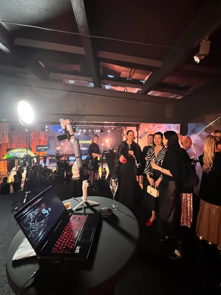 GlamBot zīmola aktivācija - GlamBot video aktivitāte zīmola aktivācijai ar personalizētu video saturu viesiem.