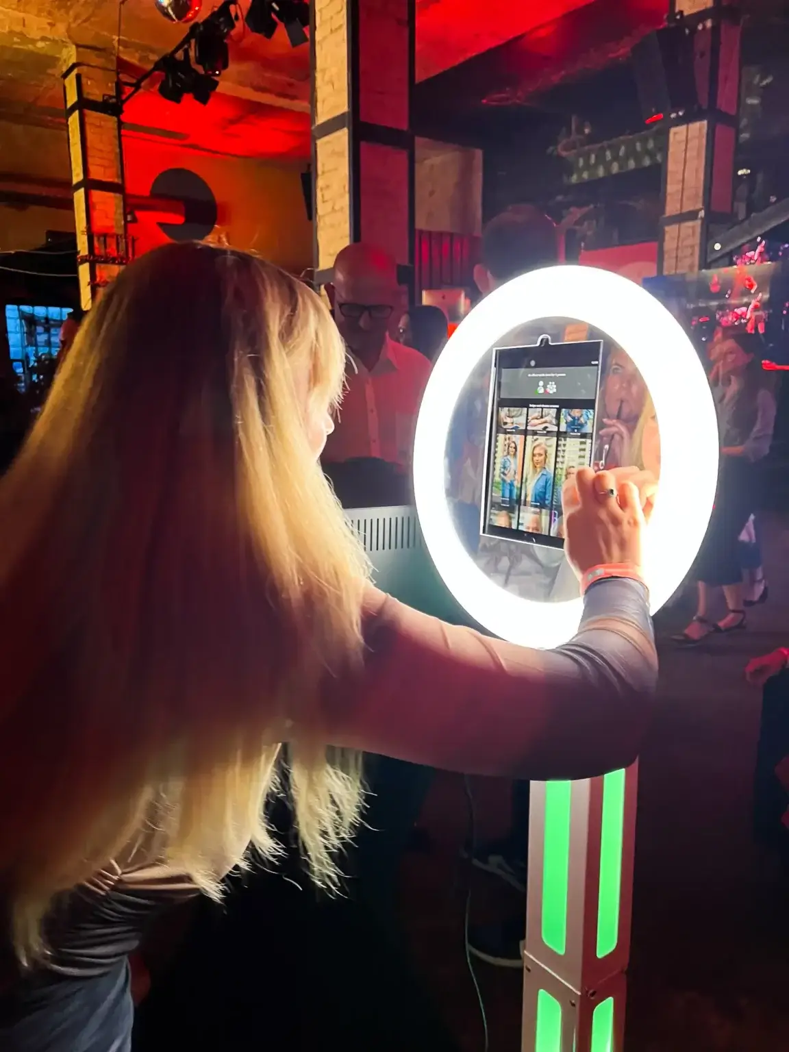 AI foto kaste: viesa seja AI tēlā, izdruka un QR kopija līdz 2 minūtēm