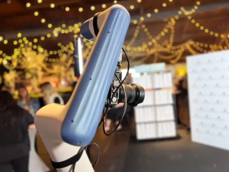 Sony FX3 uz GlamBot - Sony FX3 camera on GlamBot robotic arm for cinematic event video content.