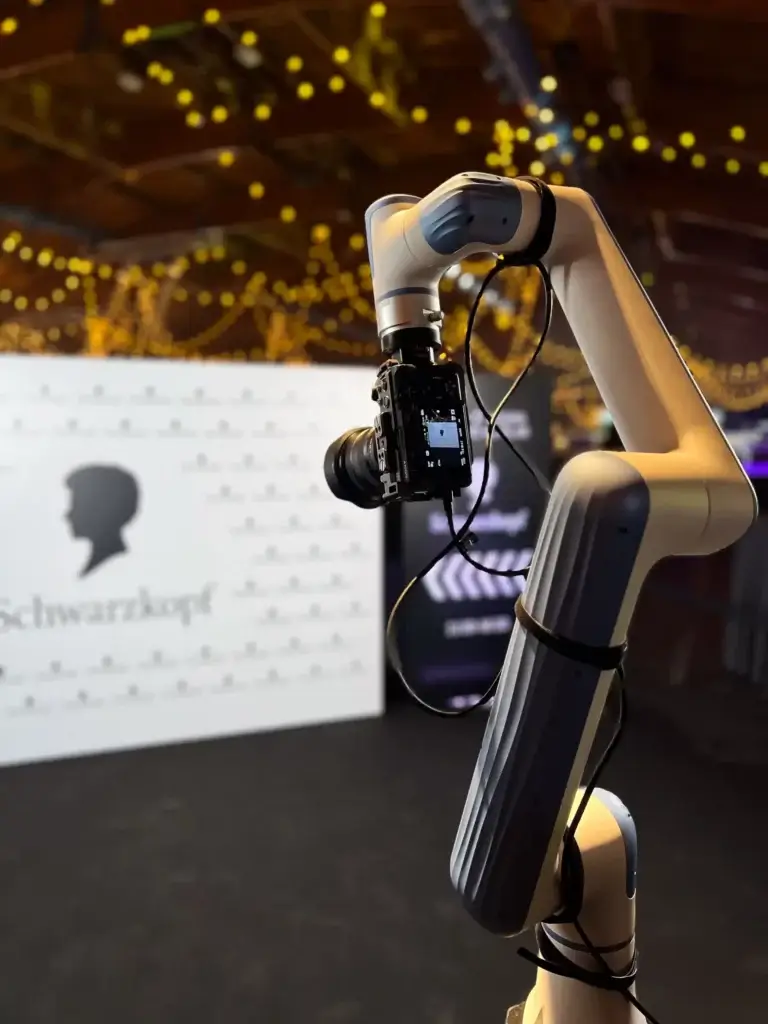 GlamBot Līdere 2024 - GlamBot Momentbox video experience at Līdere 2024 event with elegant branded slow motion clips.