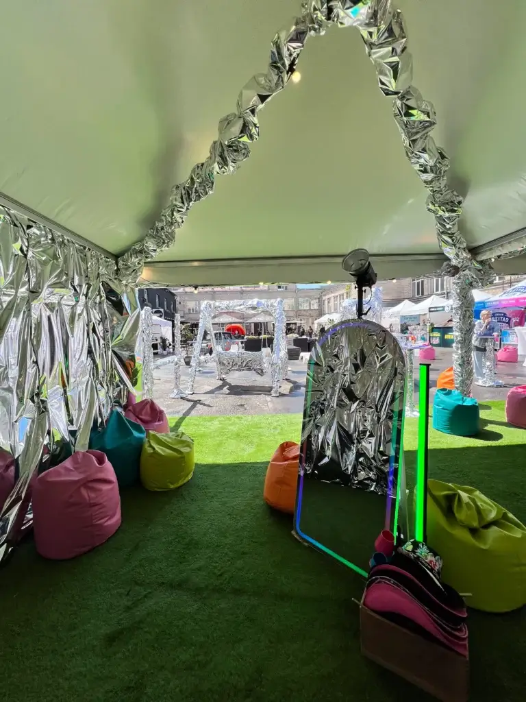Maģiskais foto spogulis - Balts foto spogulis ar LED gaismām premium pasākumiem