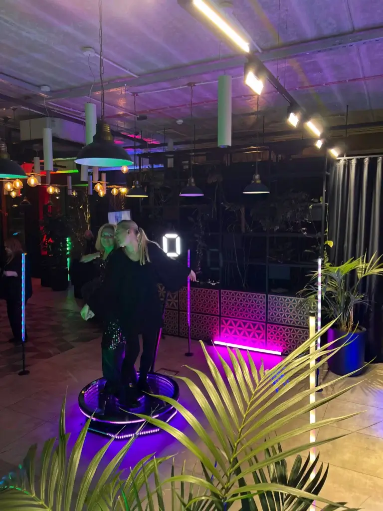 Premium 360 video spineris ekskluzīvā pasākuma vidē
