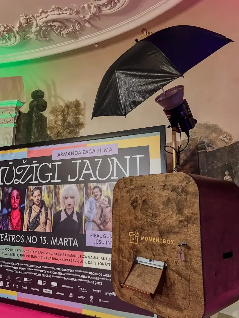 Momentbox foto kaste ar izdrukas atveri filmas prezentācijas pasākumā Rīgā