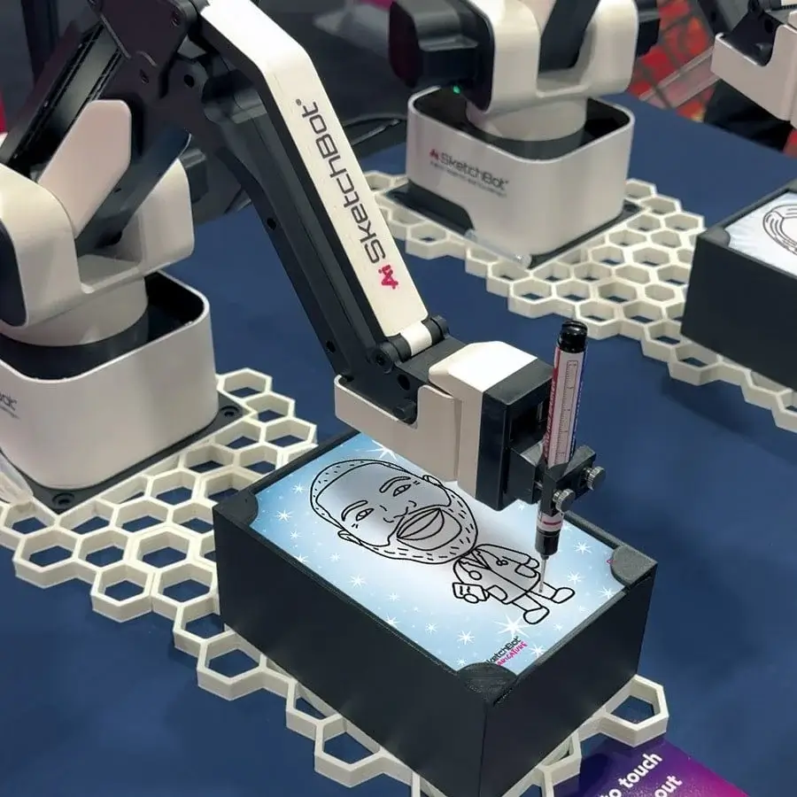 AI portretu zīmēšanas robots noma pasākumiem Rīgā un Latvijā