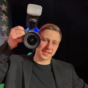 Arvis Cirpons, Momentbox projektu vadītājs, ar fotokameru pasākumā